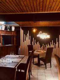 Salle chaleureuse avec cheminée La Cantina Fragapane Châtelet